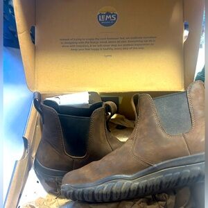 Chelsea Boot, waterproof, brown LEMS size 7.5mens/9wmns, like new, worn once!